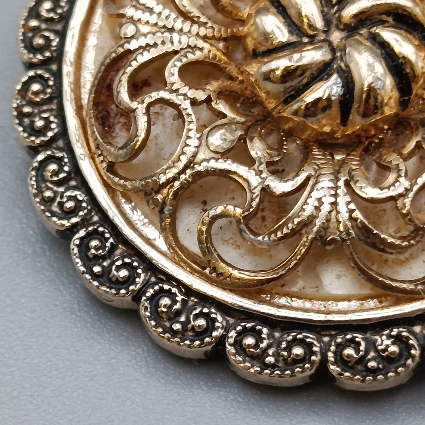 Filigraner Vintage Schalclip – Elegantes Ornament-Design