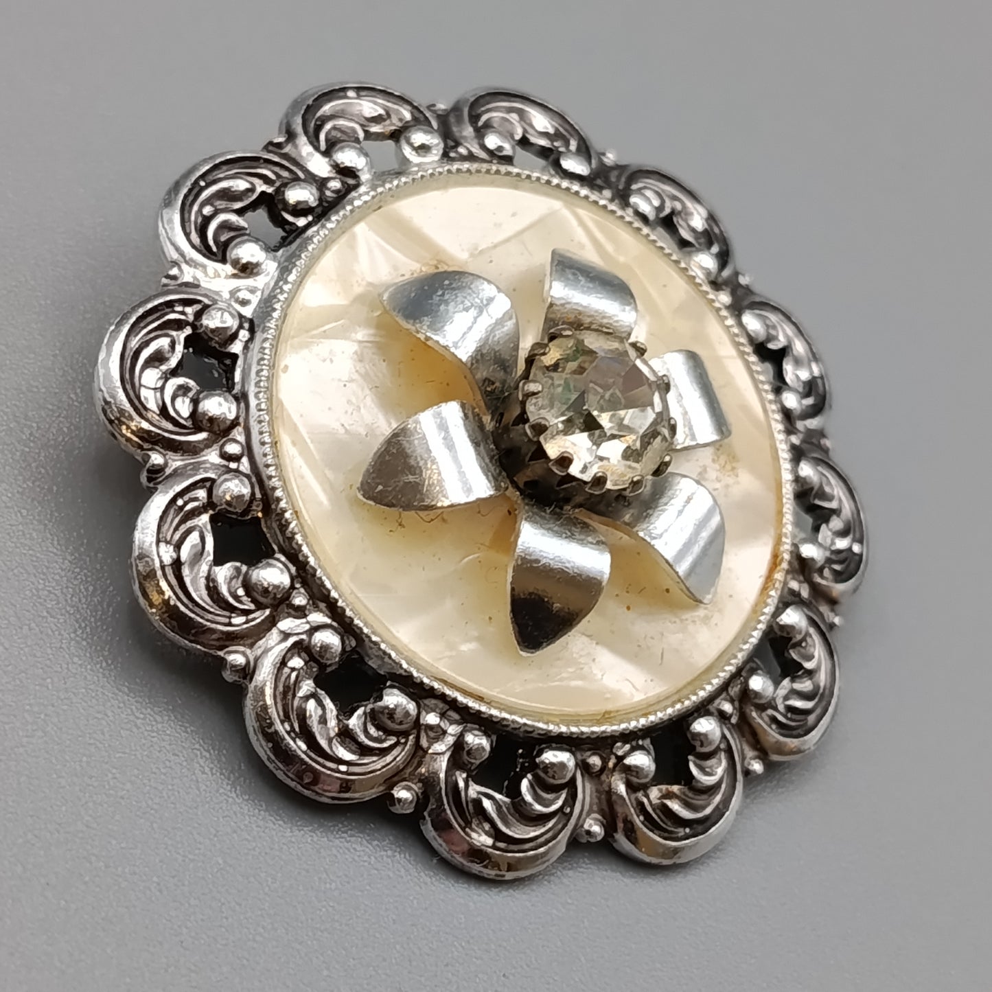 Klassischer Vintage Schalclip – Elegantes Blumen Motiv