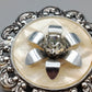 Klassischer Vintage Schalclip – Elegantes Blumen Motiv