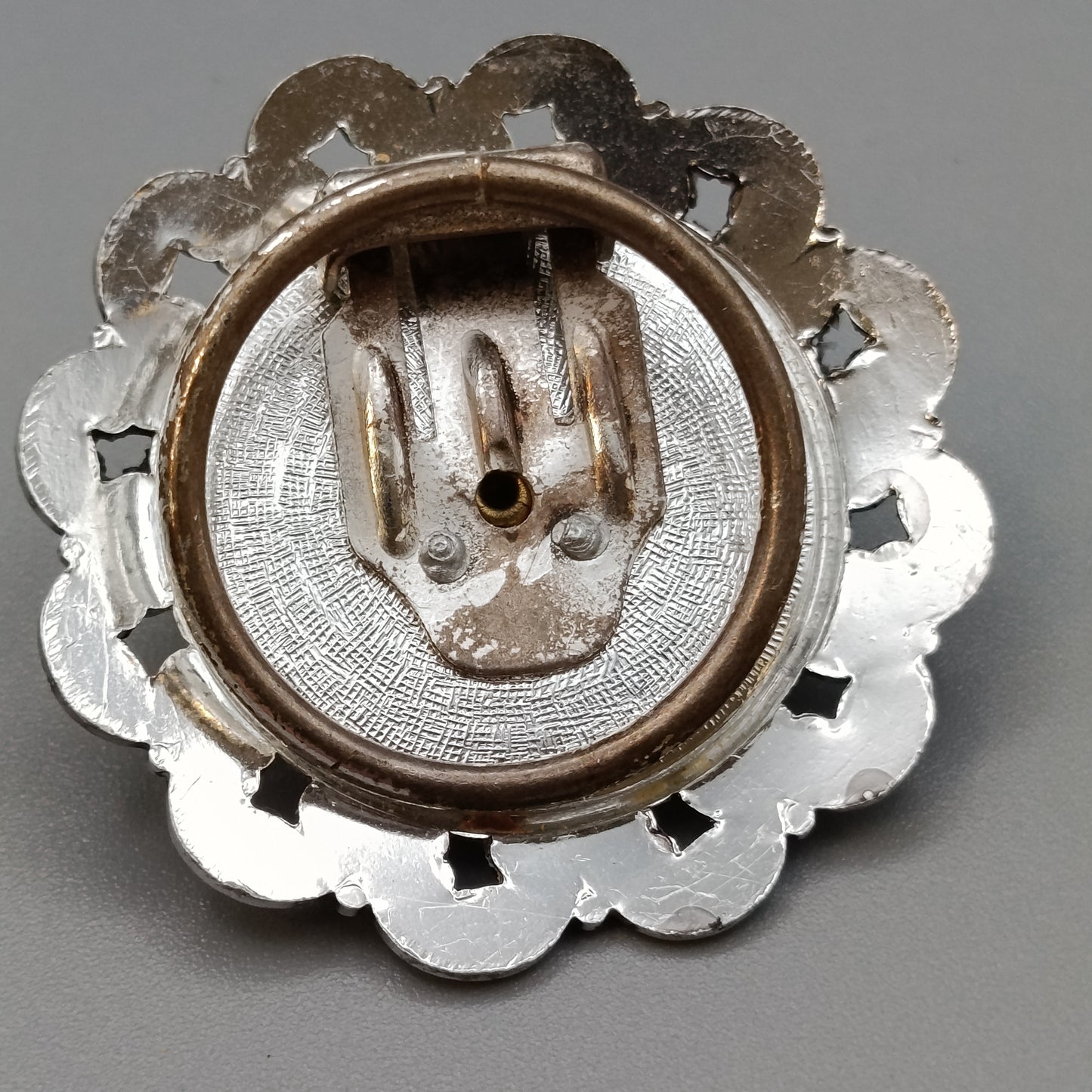 Klassischer Vintage Schalclip – Elegantes Blumen Motiv