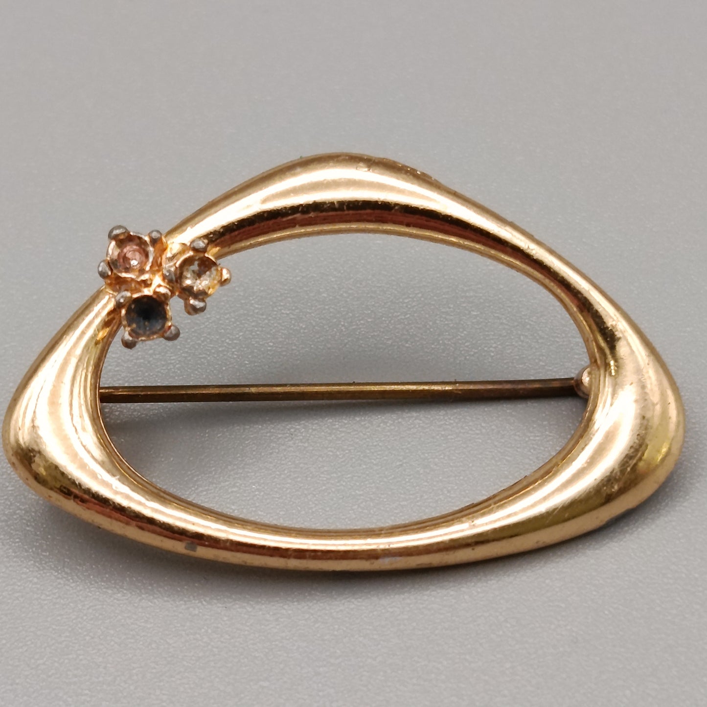 Elegante goldfarbene Brosche mit Strasssteinen Vintage