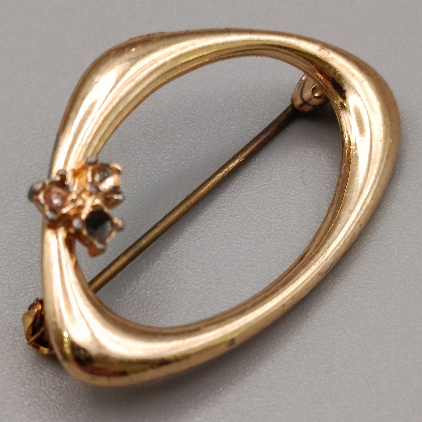 Elegante goldfarbene Brosche mit Strasssteinen Vintage