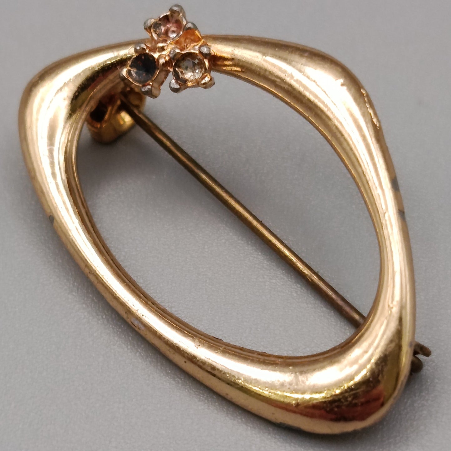 Elegante goldfarbene Brosche mit Strasssteinen Vintage