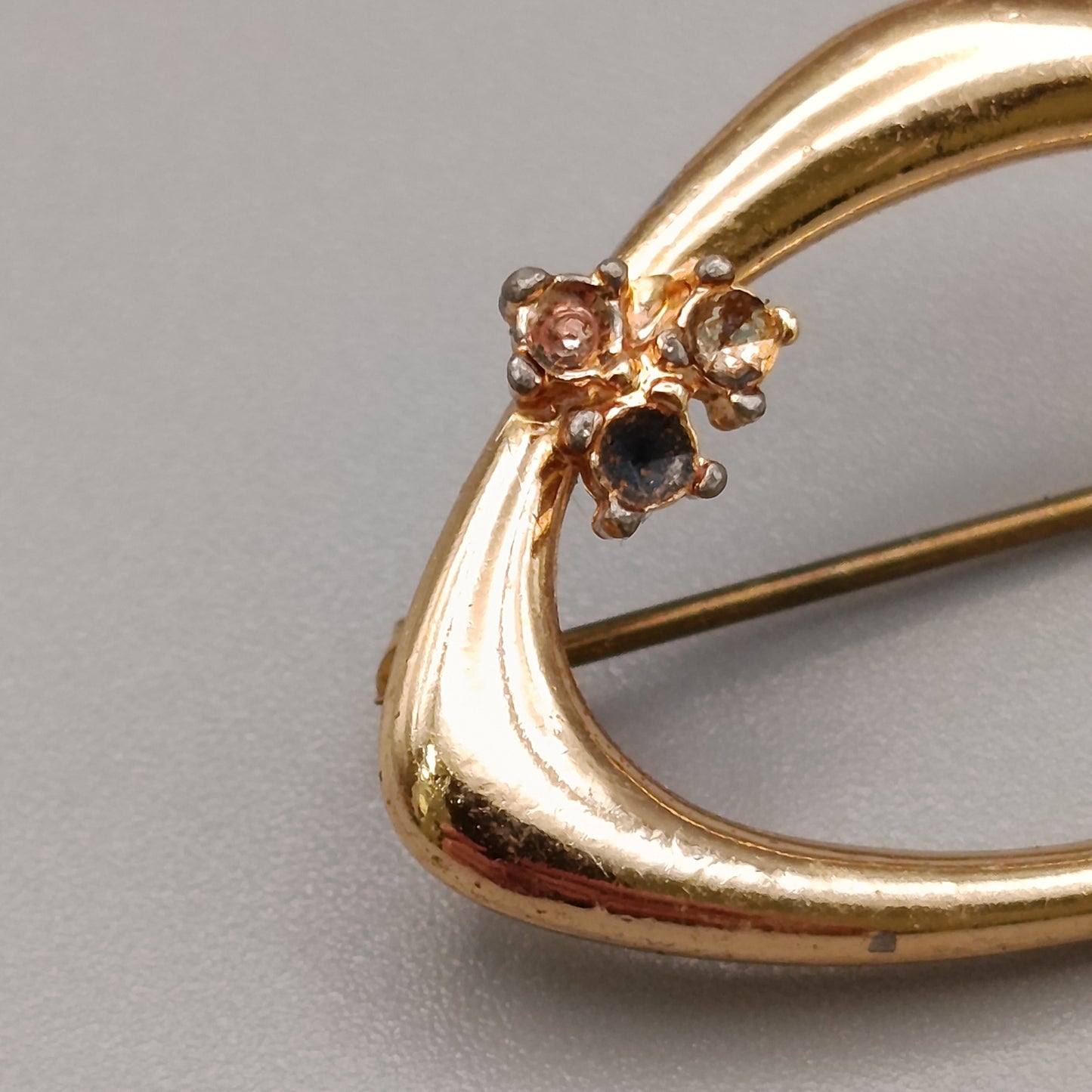 Elegante goldfarbene Brosche mit Strasssteinen Vintage