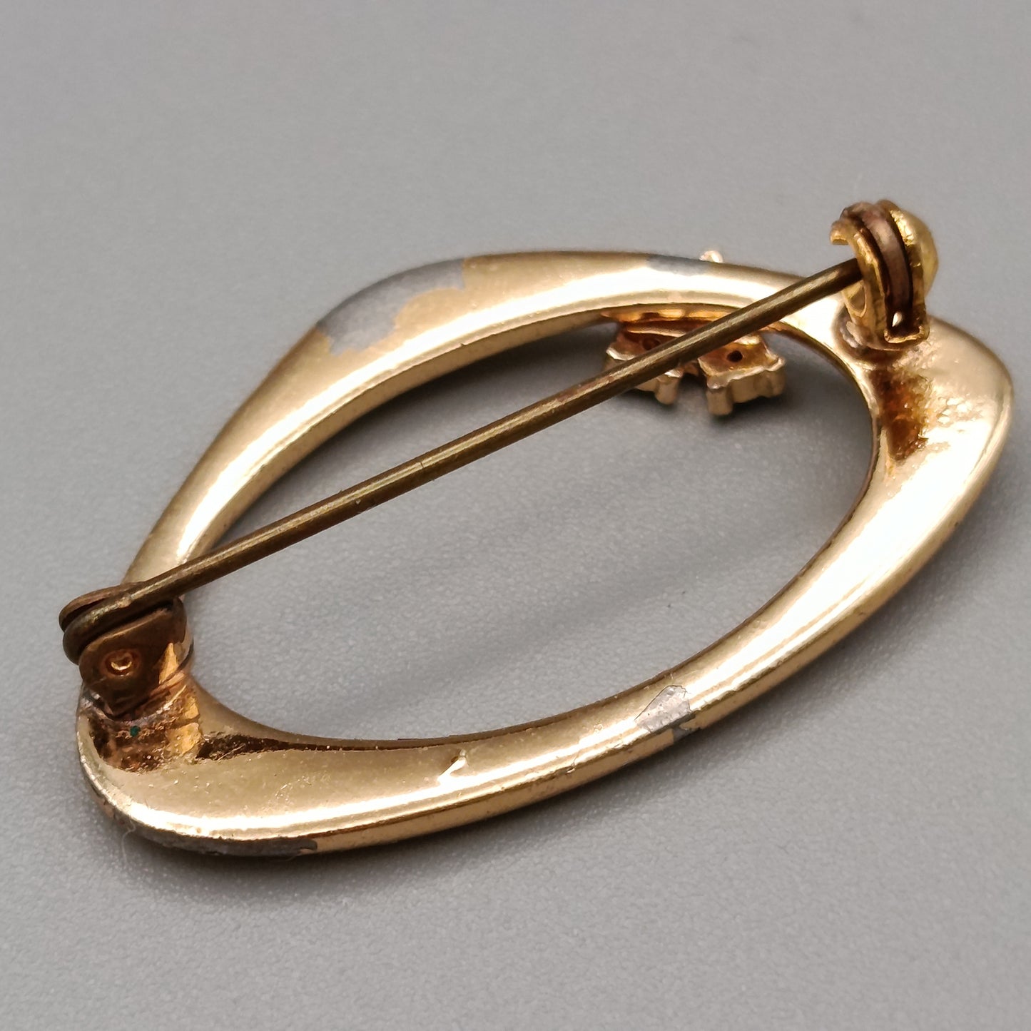 Elegante goldfarbene Brosche mit Strasssteinen Vintage