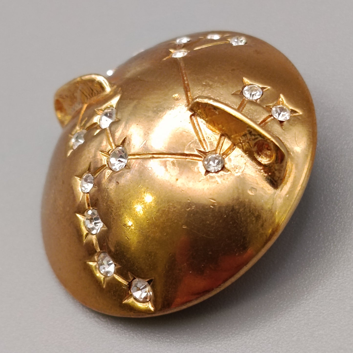 Goldfarbene Brosche mit Strasssteinen Vintage