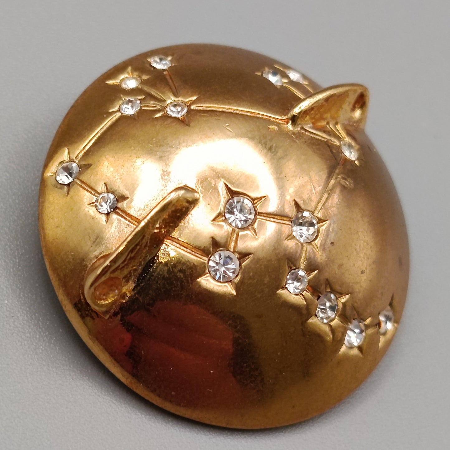 Goldfarbene Brosche mit Strasssteinen Vintage