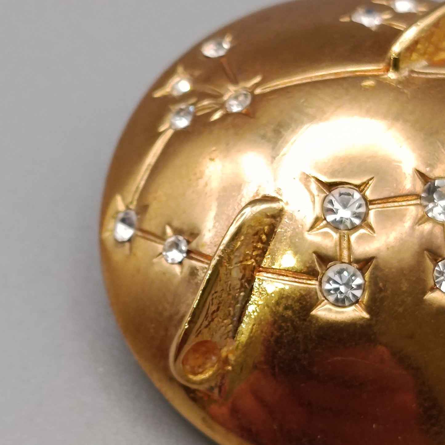 Goldfarbene Brosche mit Strasssteinen Vintage