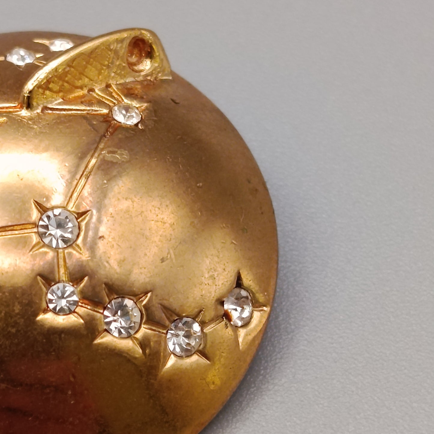 Goldfarbene Brosche mit Strasssteinen Vintage