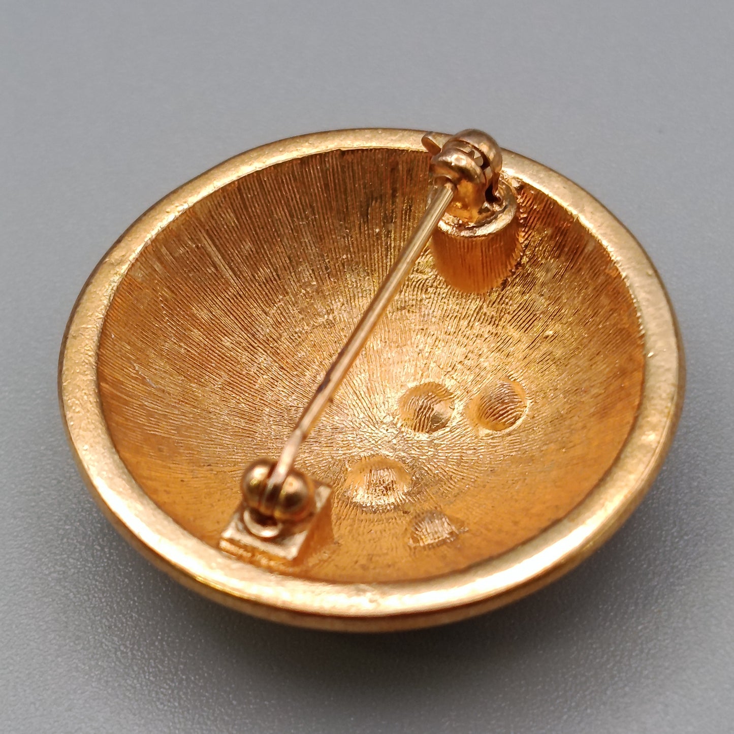 Goldfarbene Brosche mit Strasssteinen Vintage
