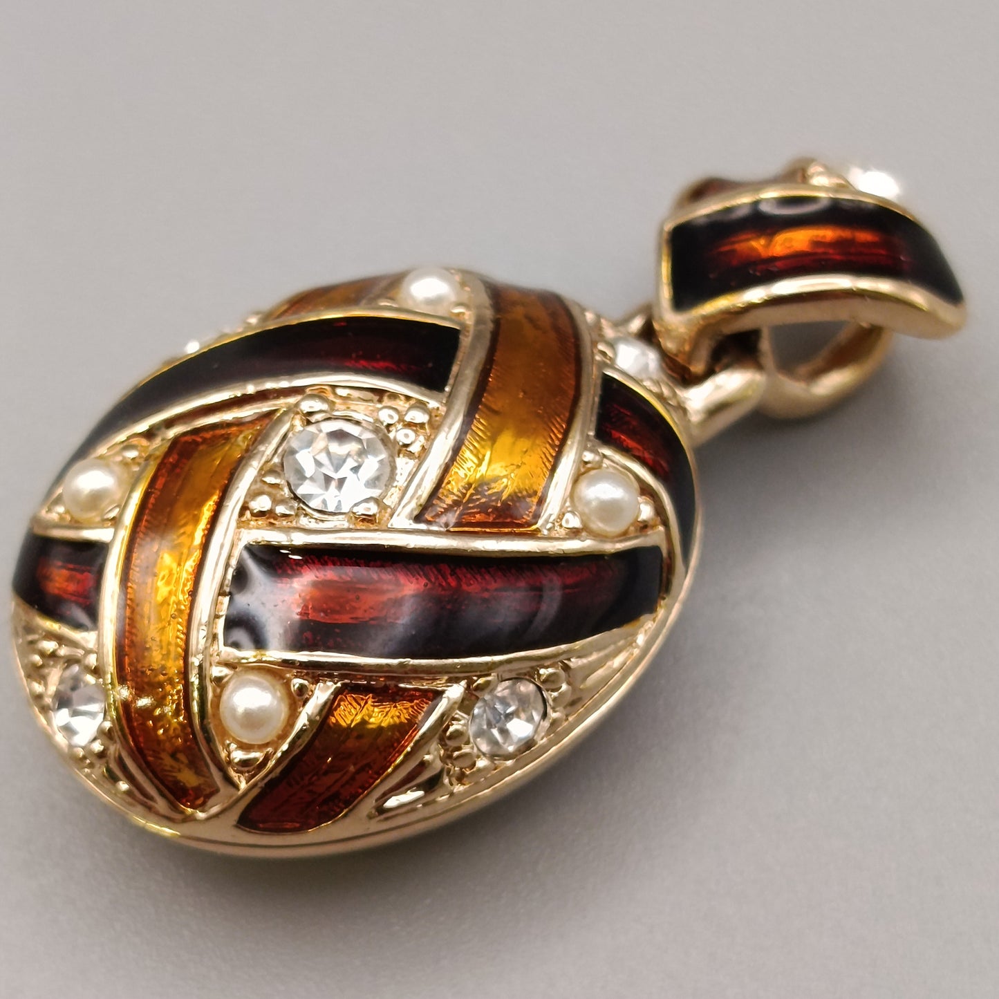 Edler Kettenanhänger mit Emaille und Strass – Vintage Style