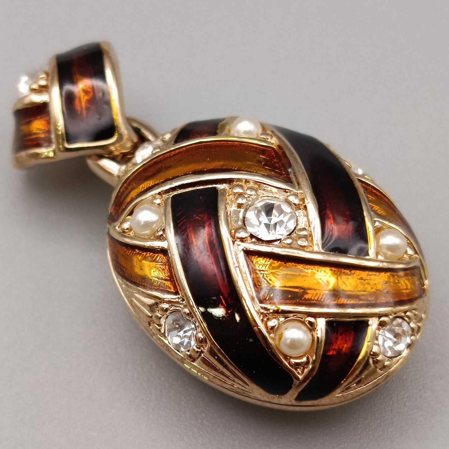 Edler Kettenanhänger mit Emaille und Strass – Vintage Style