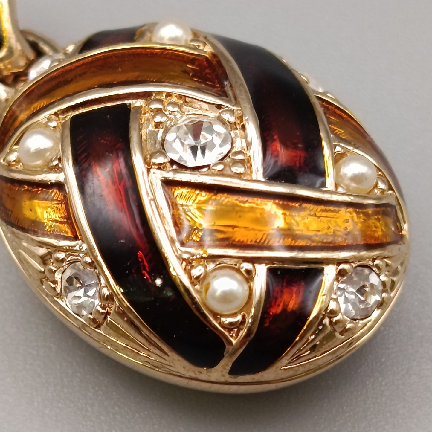 Edler Kettenanhänger mit Emaille und Strass – Vintage Style