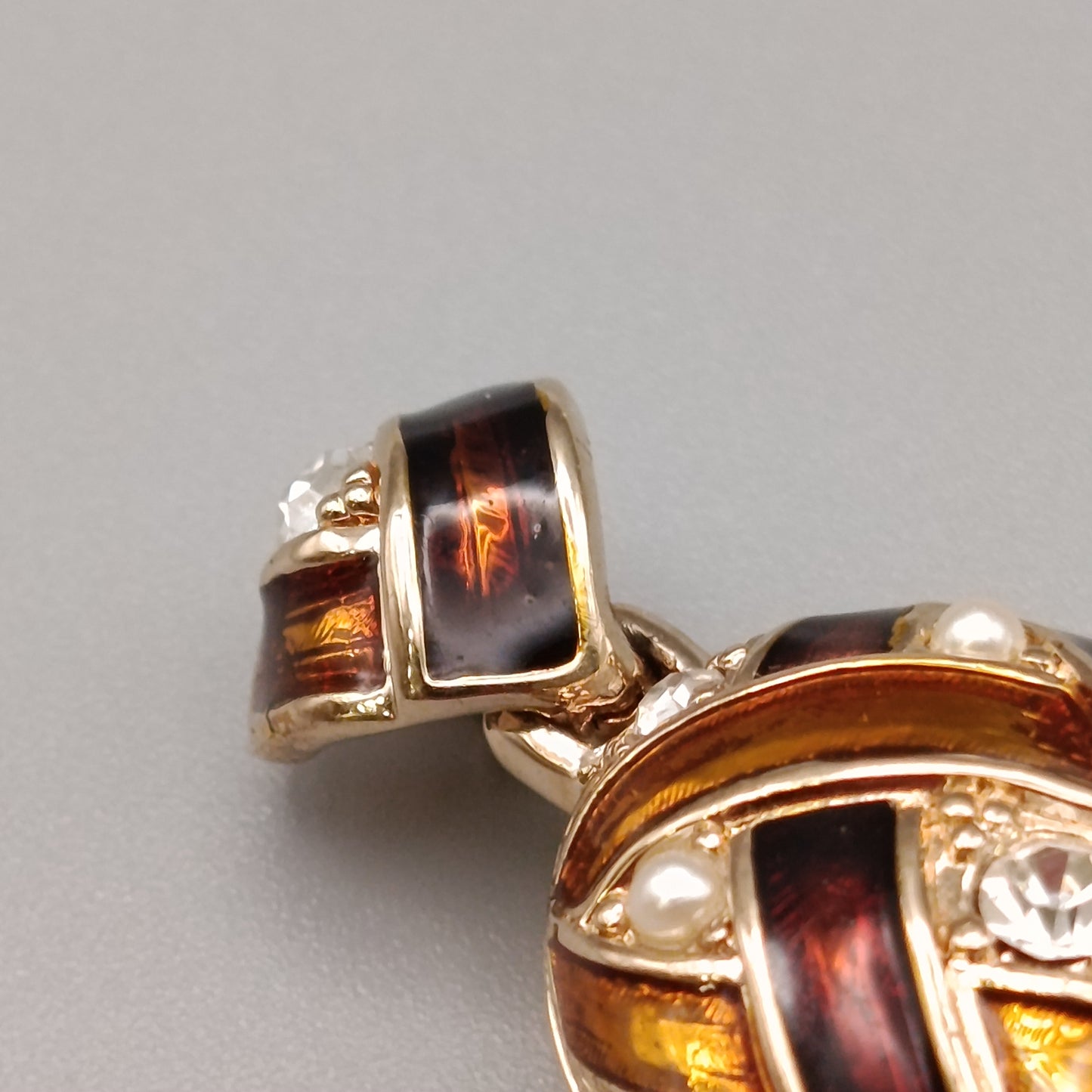 Edler Kettenanhänger mit Emaille und Strass – Vintage Style