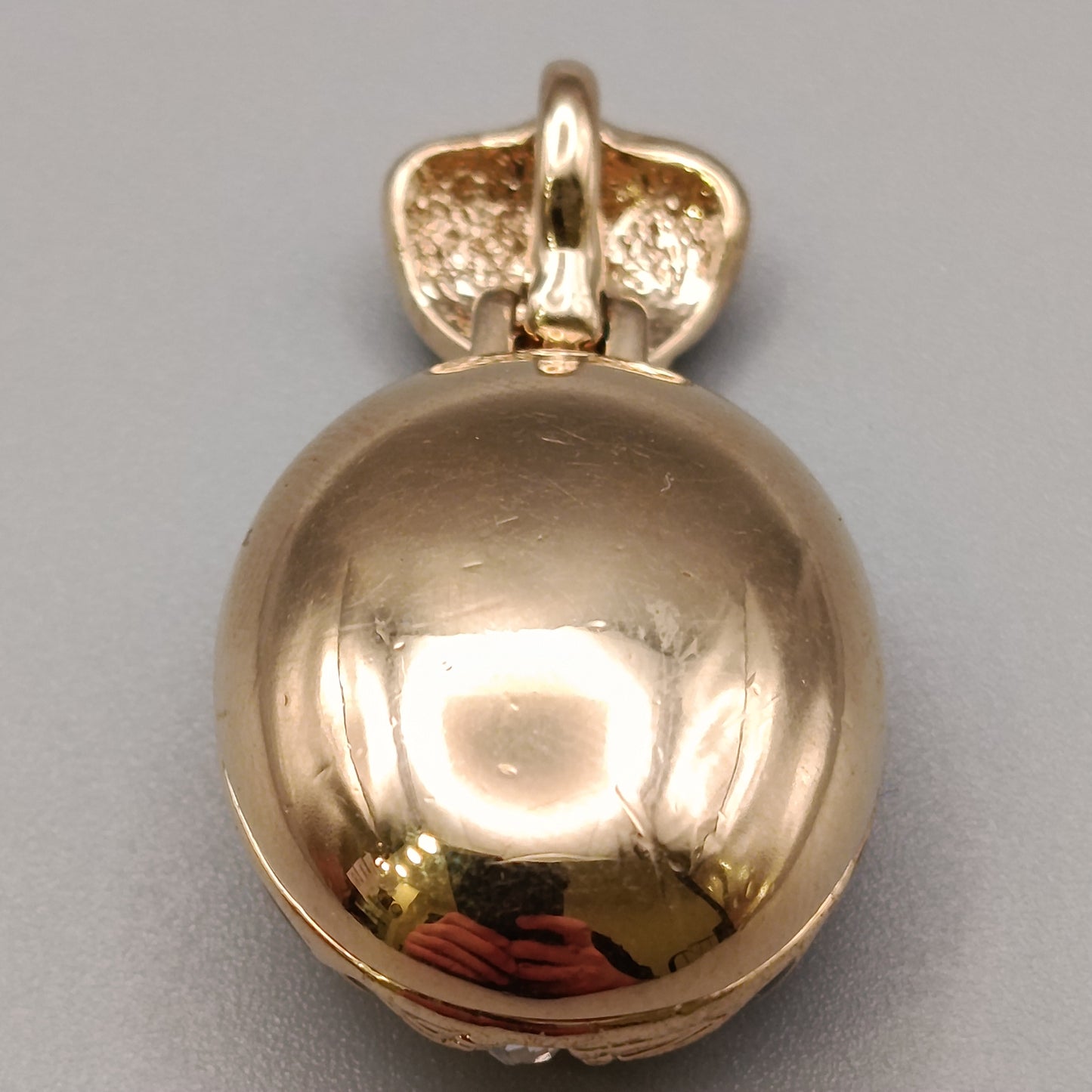 Edler Kettenanhänger mit Emaille und Strass – Vintage Style