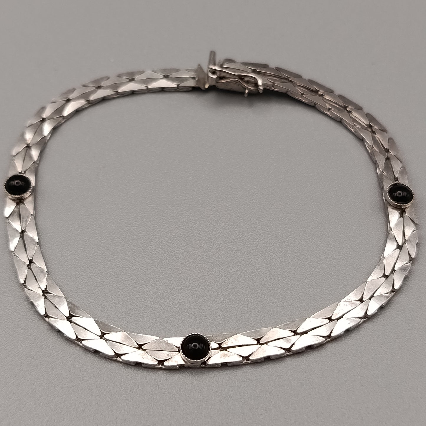 Elegantes Armband mit schwarzen Steinen – Vintage Style