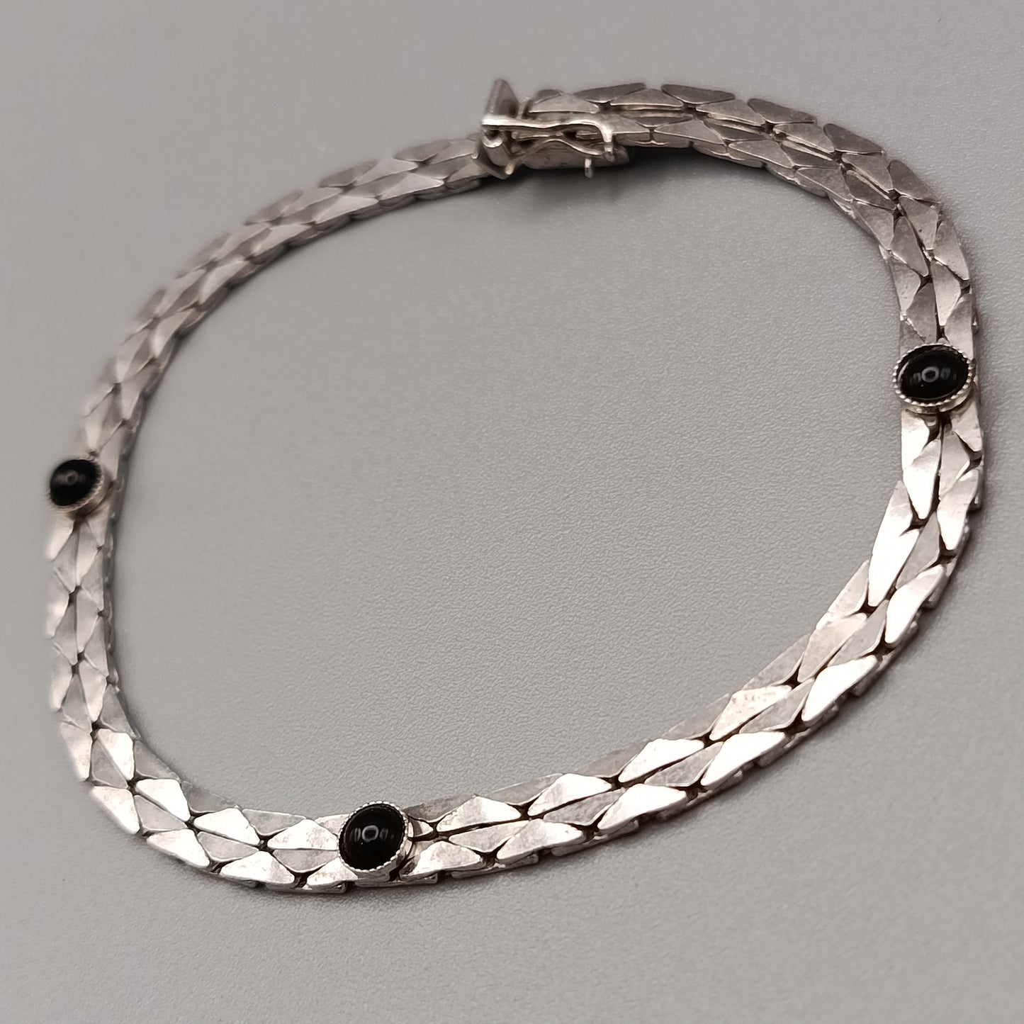 Elegantes Armband mit schwarzen Steinen – Vintage Style
