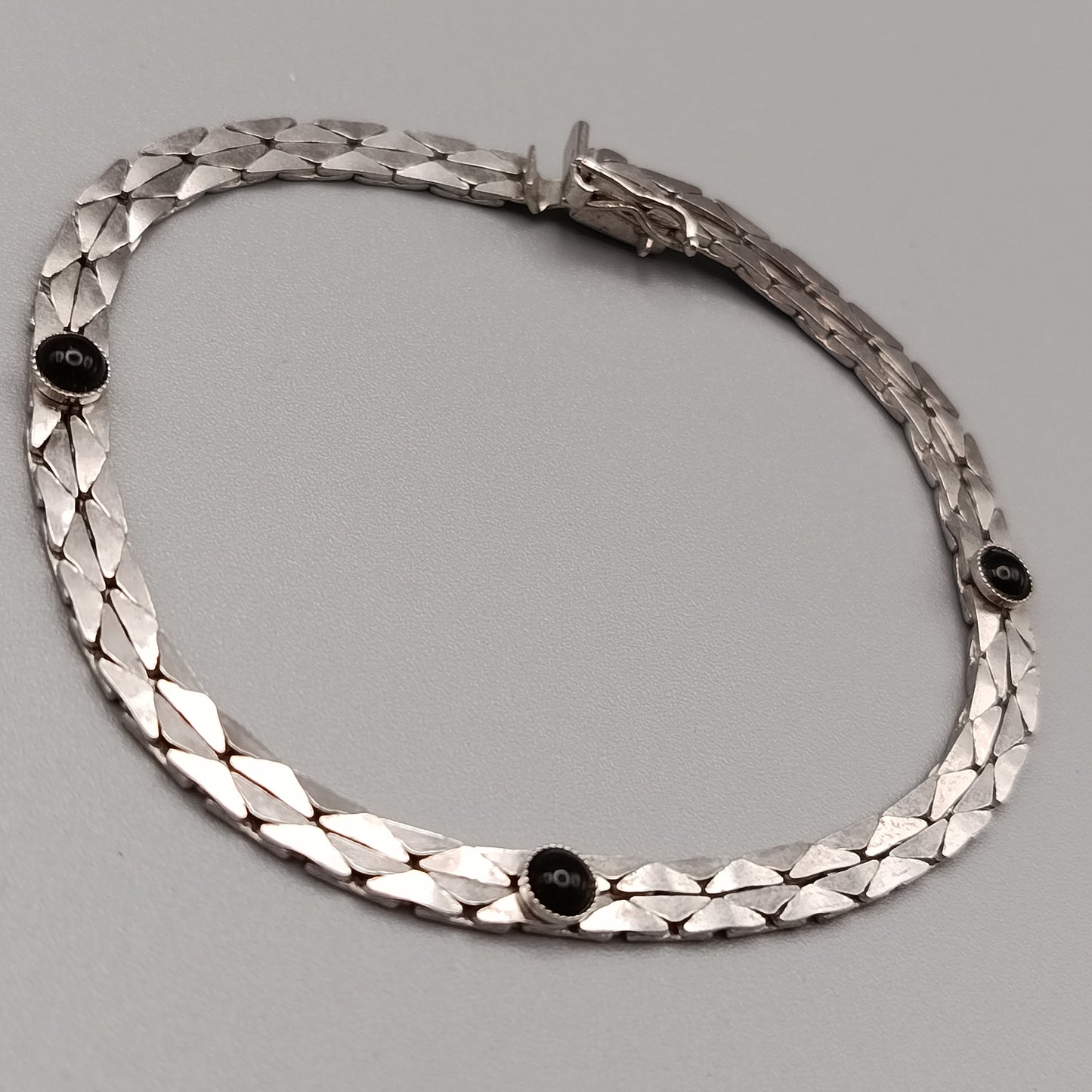 Elegantes Armband mit schwarzen Steinen – Vintage Style