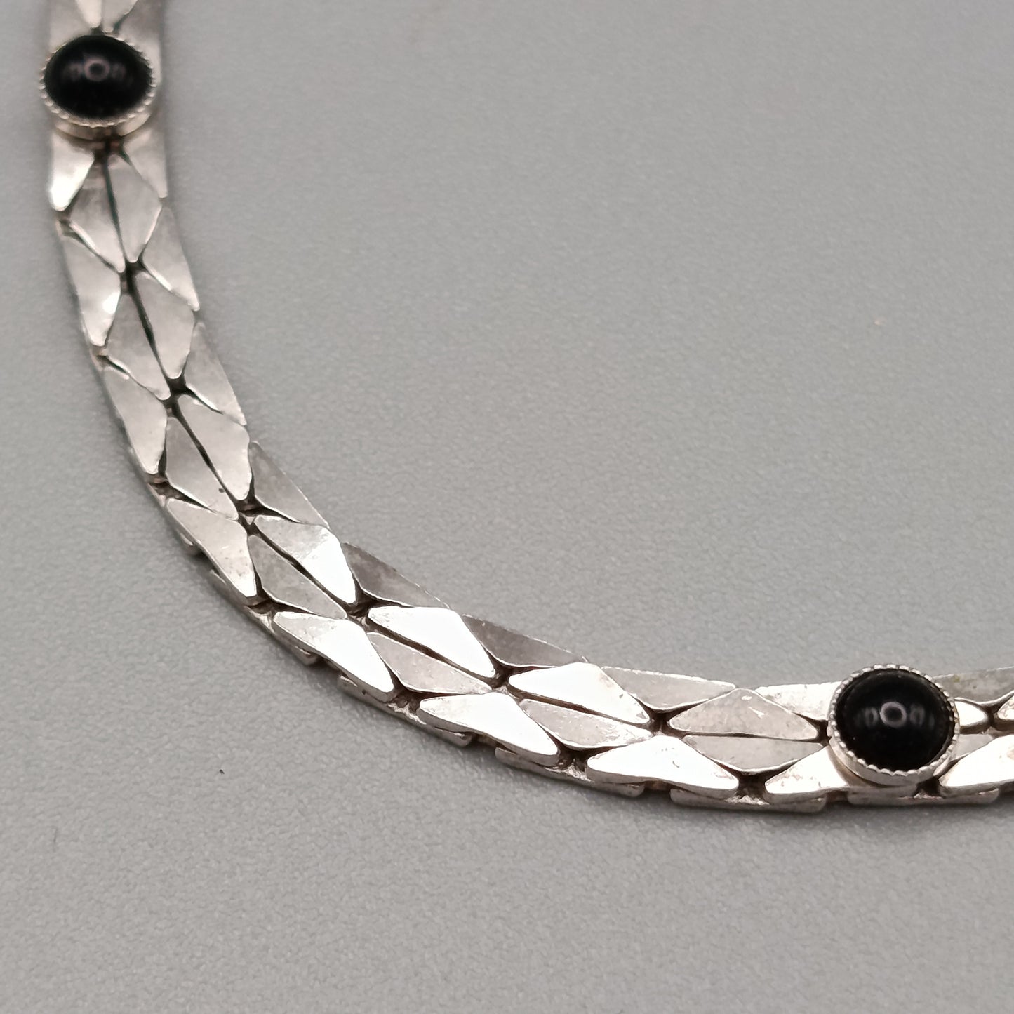 Elegantes Armband mit schwarzen Steinen – Vintage Style