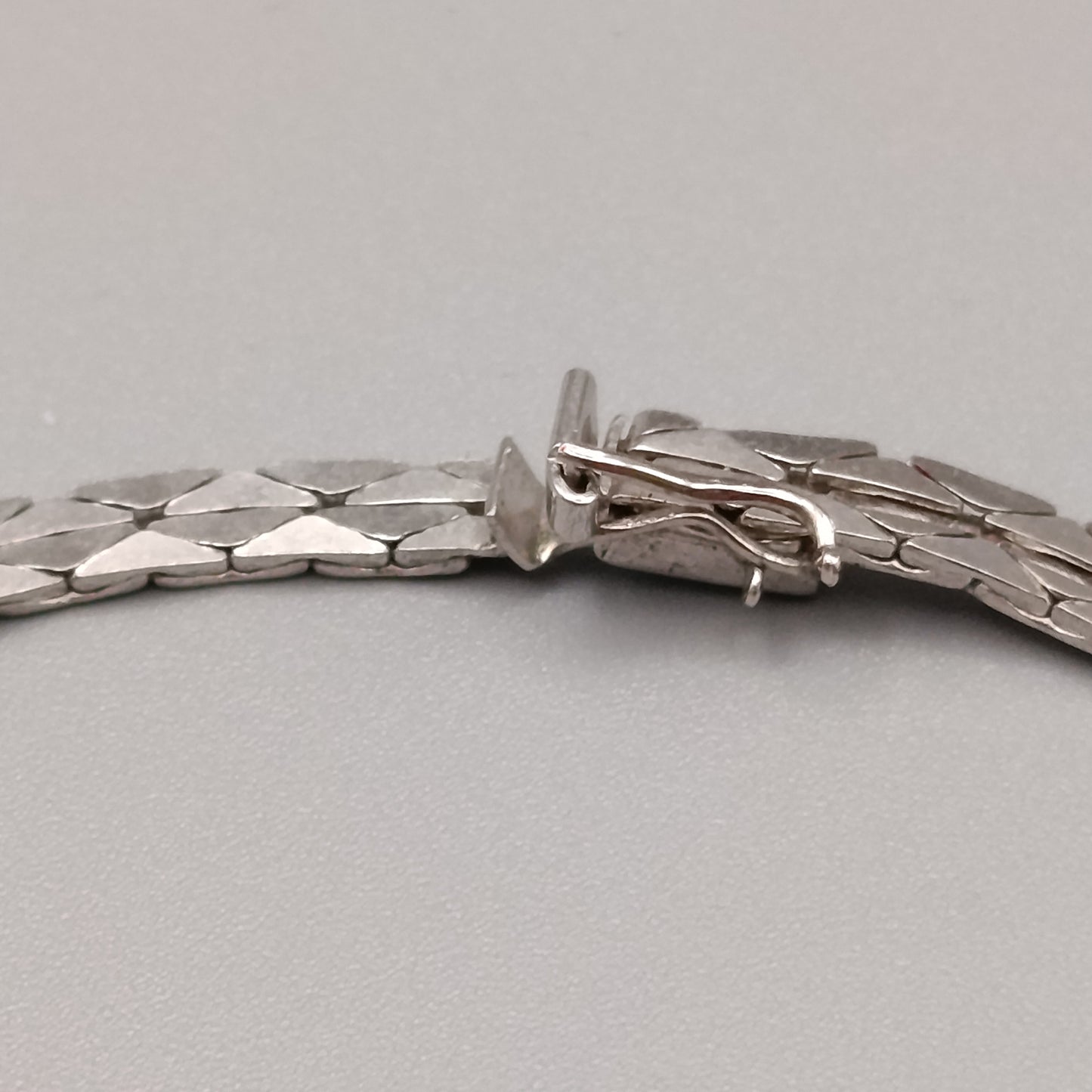 Elegantes Armband mit schwarzen Steinen – Vintage Style
