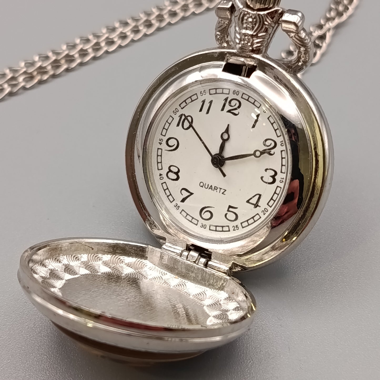 Märchenhafte Taschen Uhr mit Kette – Die Schöne und das Biest Motiv