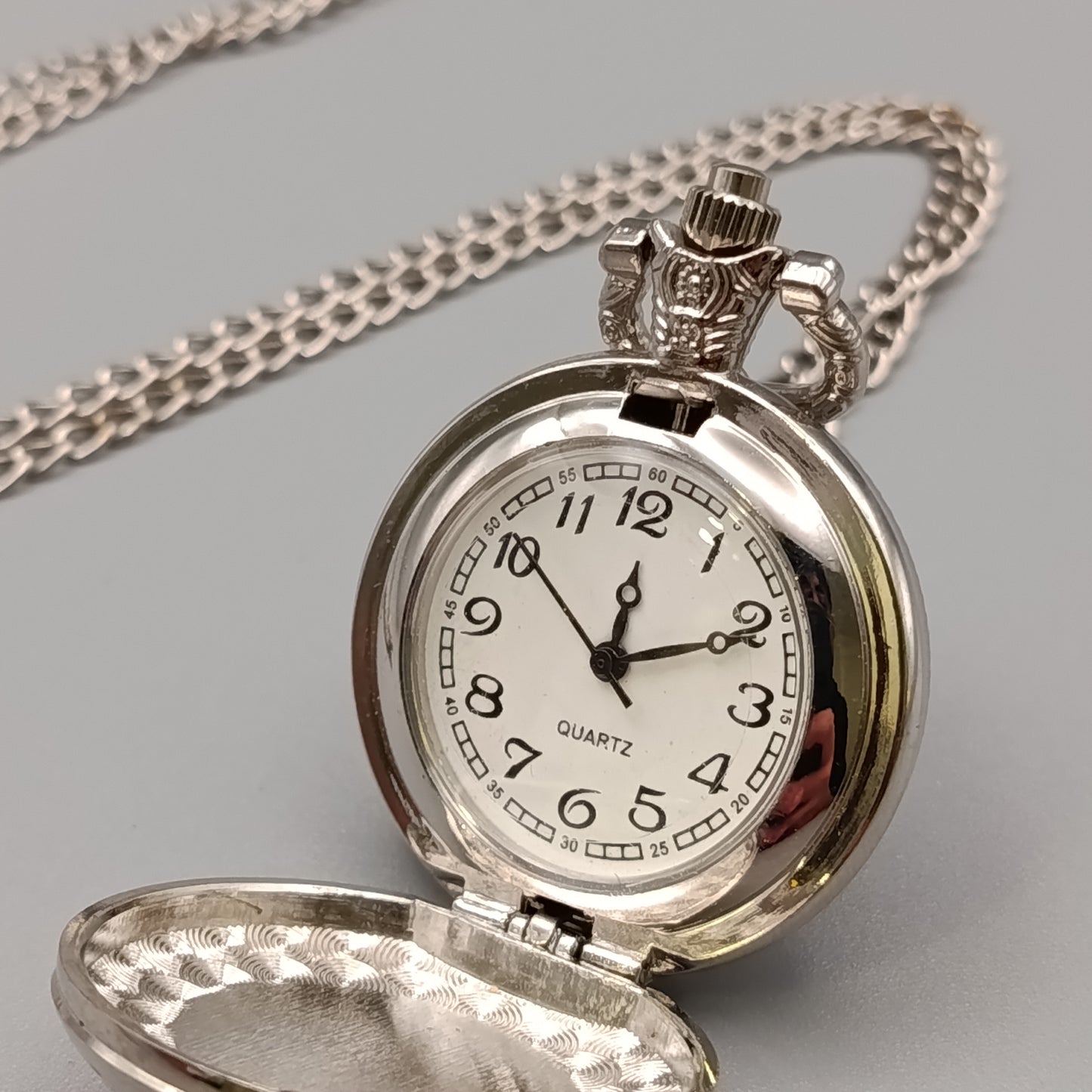 Märchenhafte Taschen Uhr mit Kette – Die Schöne und das Biest Motiv