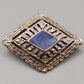 Klassische Art Déco Brosche mit blauem Emaille-Inlay