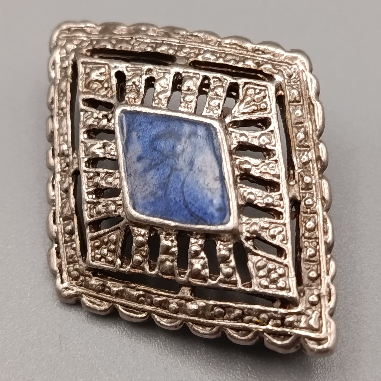 Klassische Art Déco Brosche mit blauem Emaille-Inlay