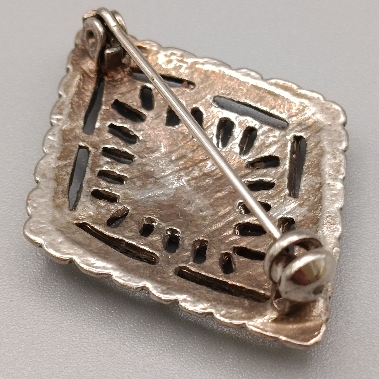 Klassische Art Déco Brosche mit blauem Emaille-Inlay