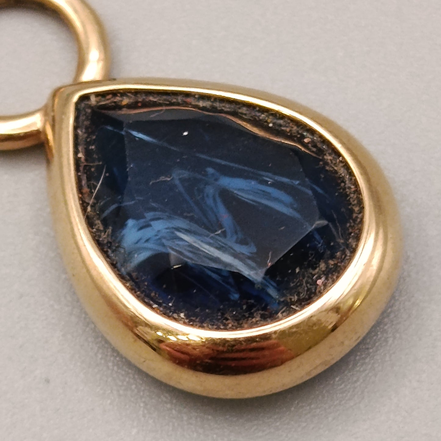Eleganter Kettenanhänger Tropfenform mit Blauem Stein