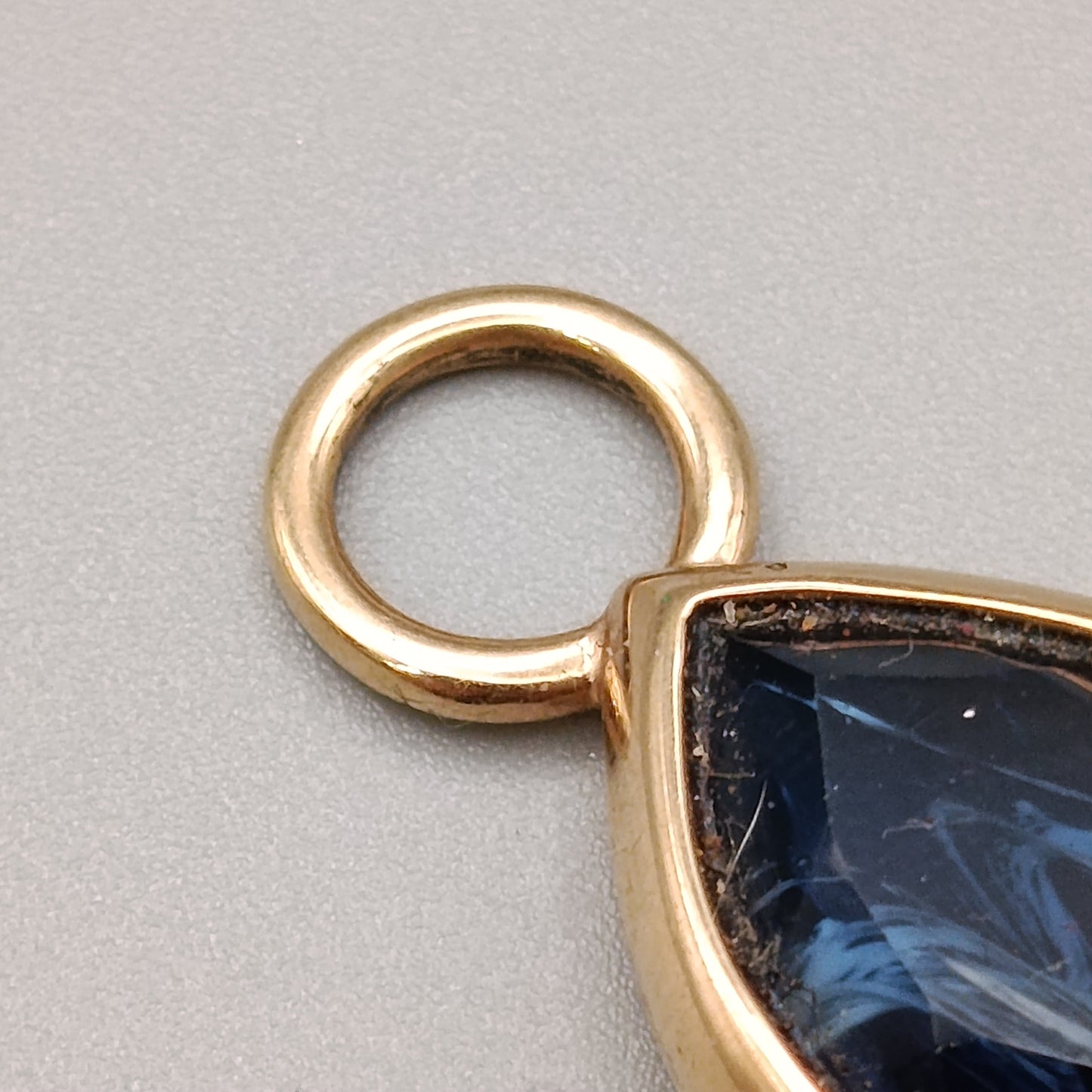 Eleganter Kettenanhänger Tropfenform mit Blauem Stein