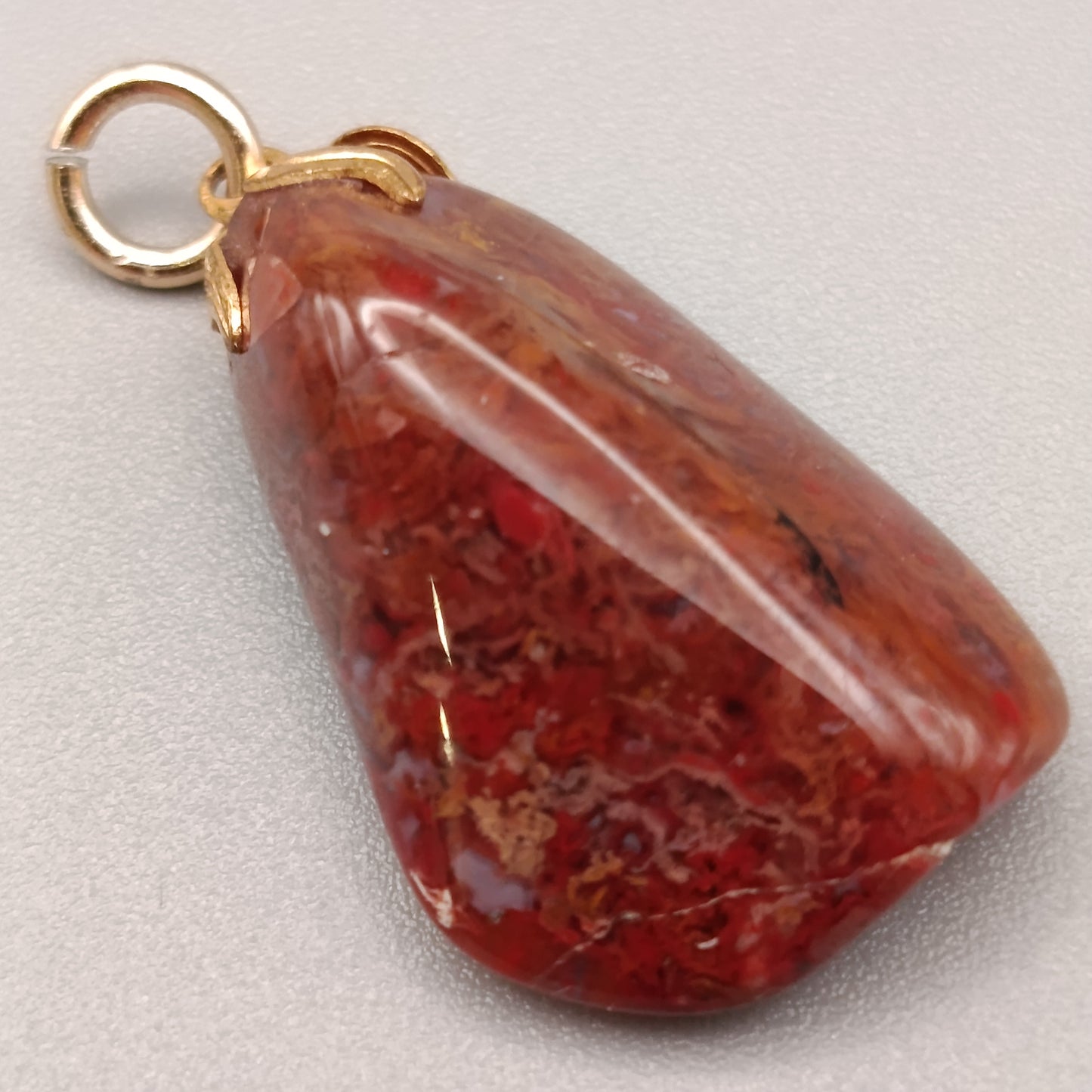 Edler Kettenanhänger Tropfenform mit Rot-Braunem Stein