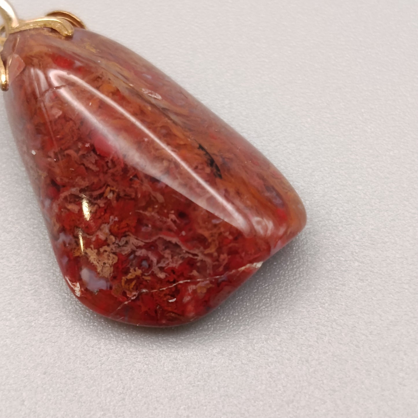 Edler Kettenanhänger Tropfenform mit Rot-Braunem Stein