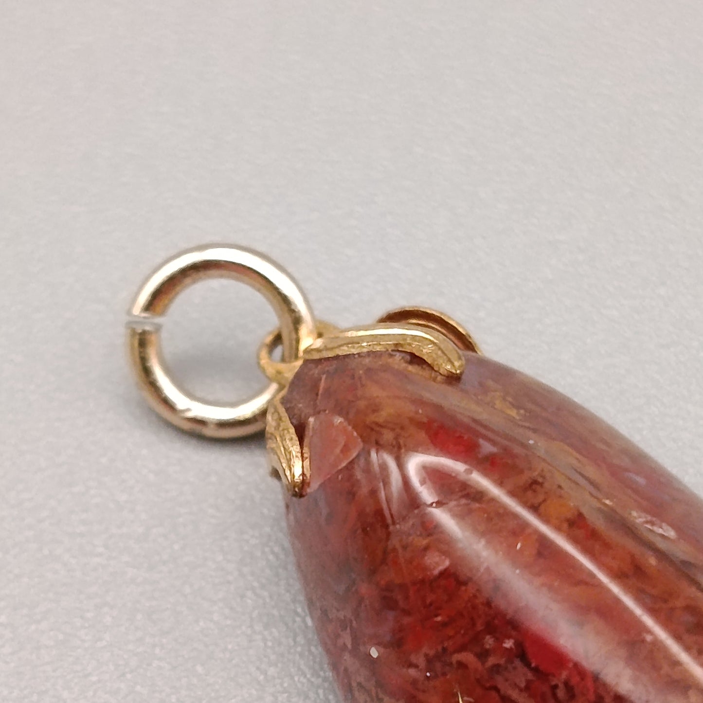 Edler Kettenanhänger Tropfenform mit Rot-Braunem Stein