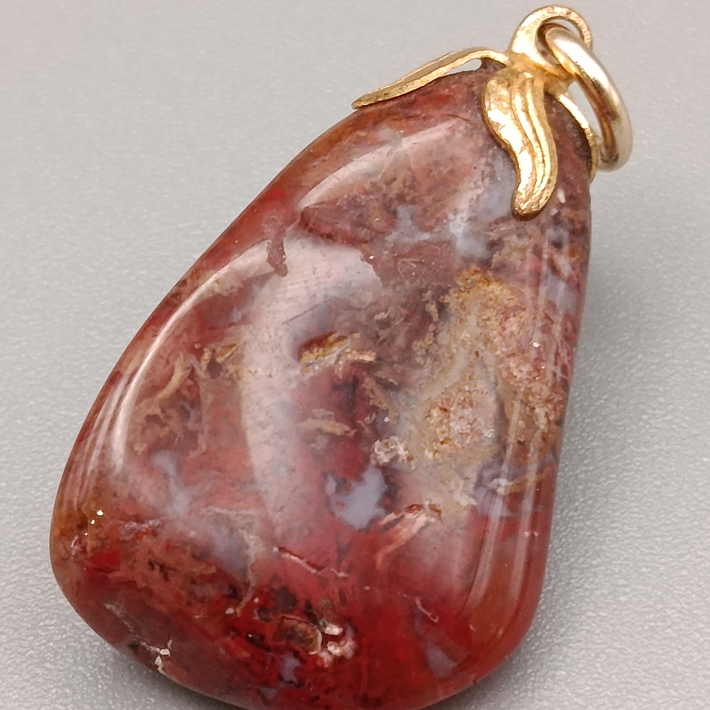Edler Kettenanhänger Tropfenform mit Rot-Braunem Stein