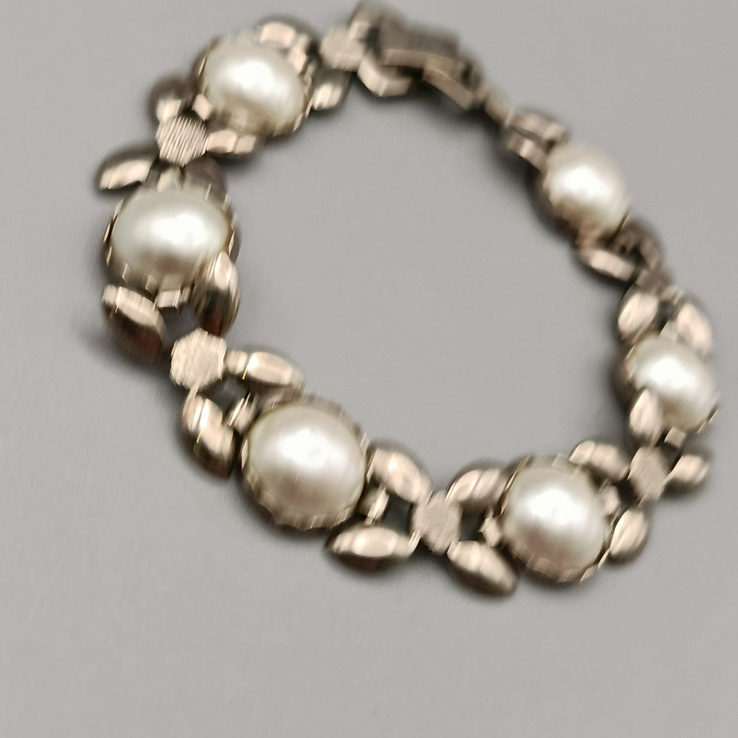 Elegantes Damen Armband Silberfarben mit Kunstperlen