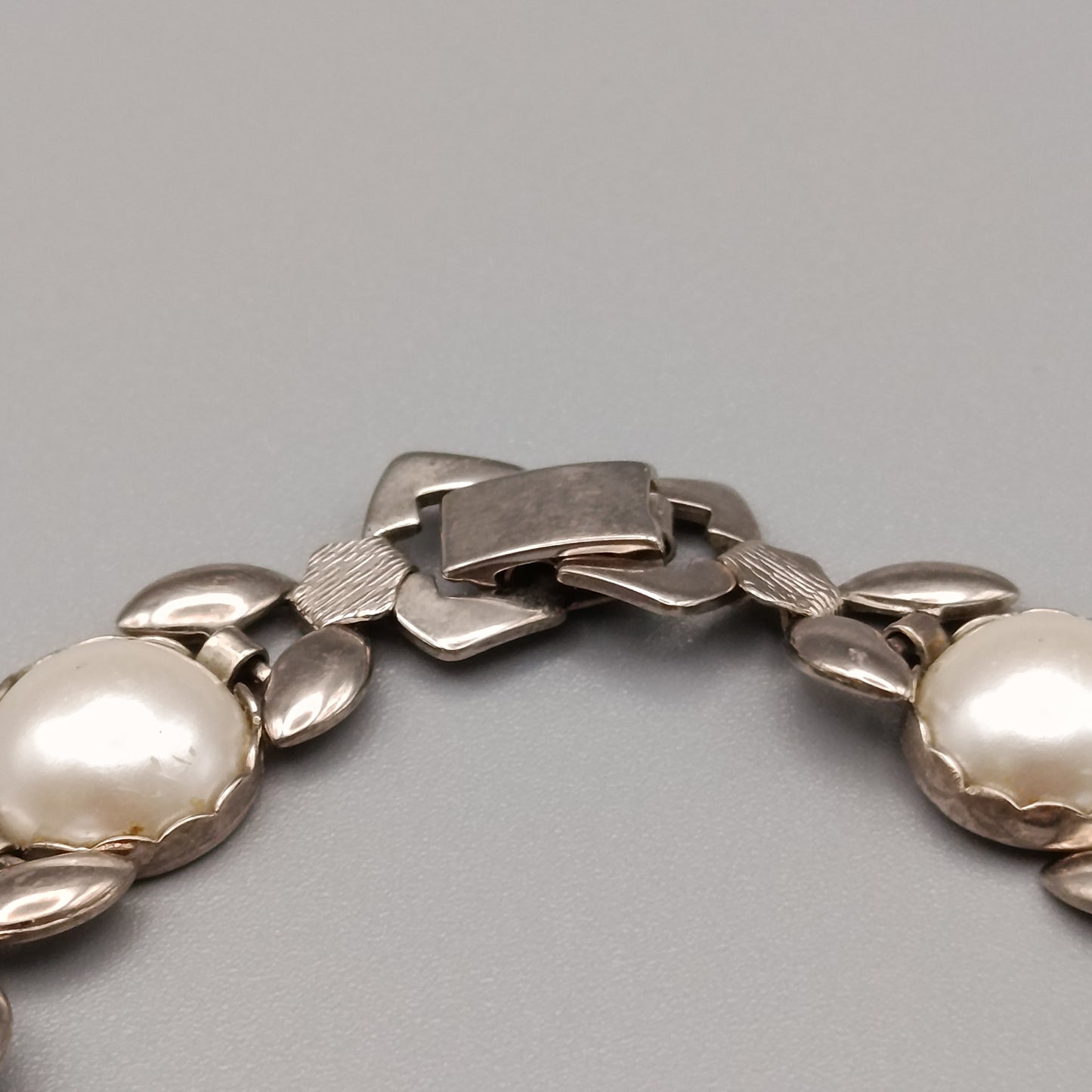 Elegantes Damen Armband Silberfarben mit Kunstperlen