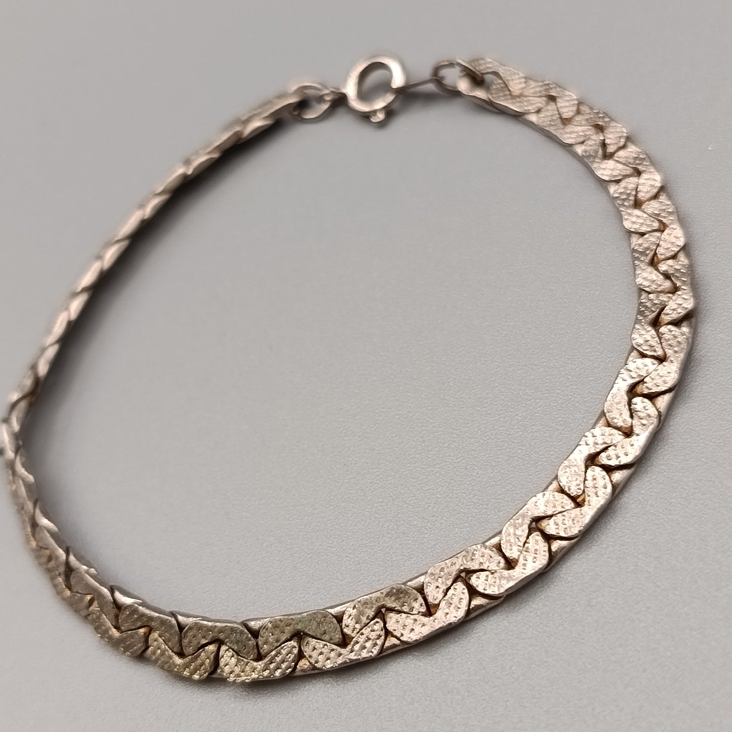 Elegantes Silberfarbenes Damen Armband Design