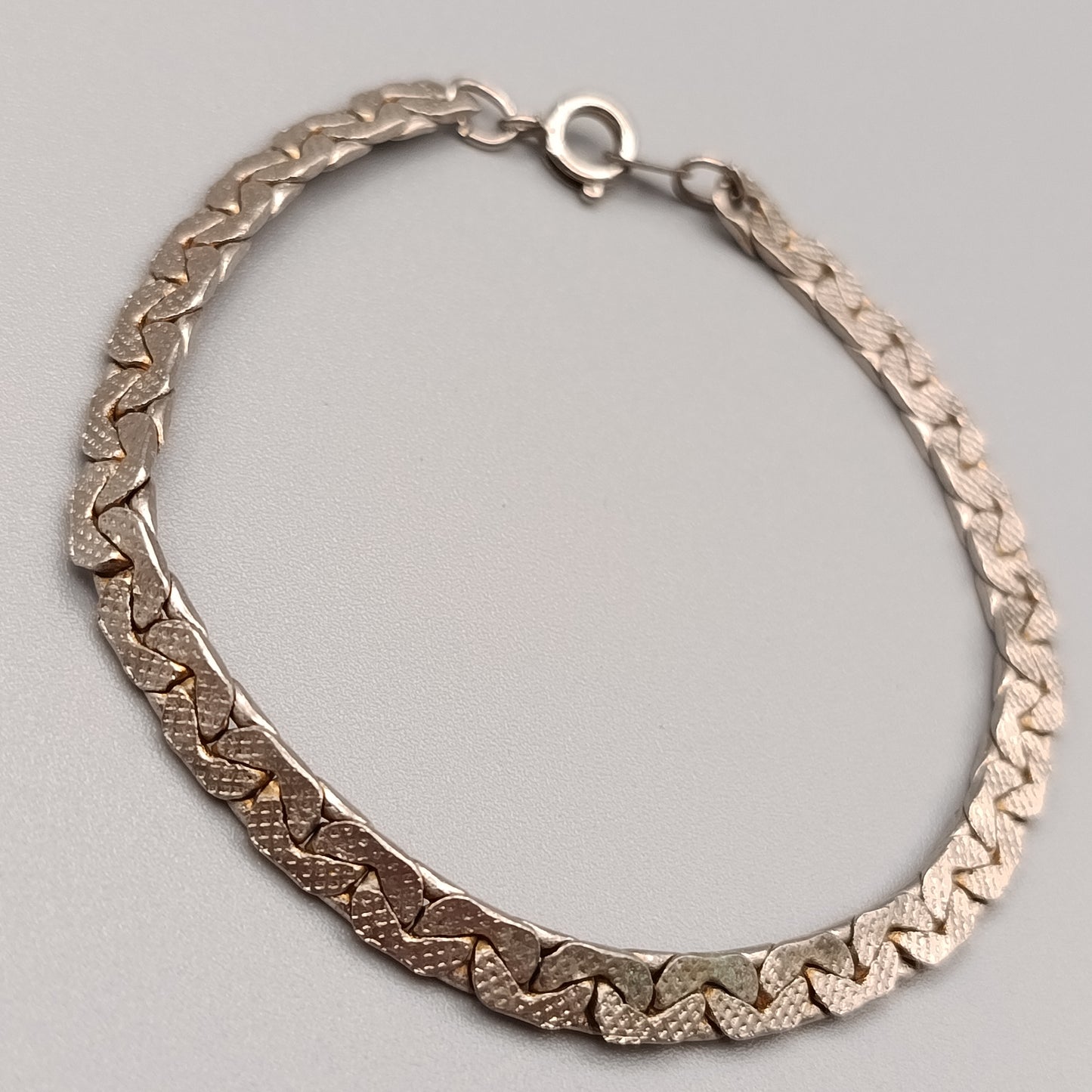 Elegantes Silberfarbenes Damen Armband Design