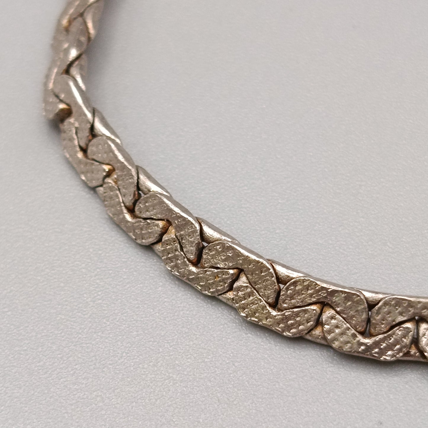 Elegantes Silberfarbenes Damen Armband Design