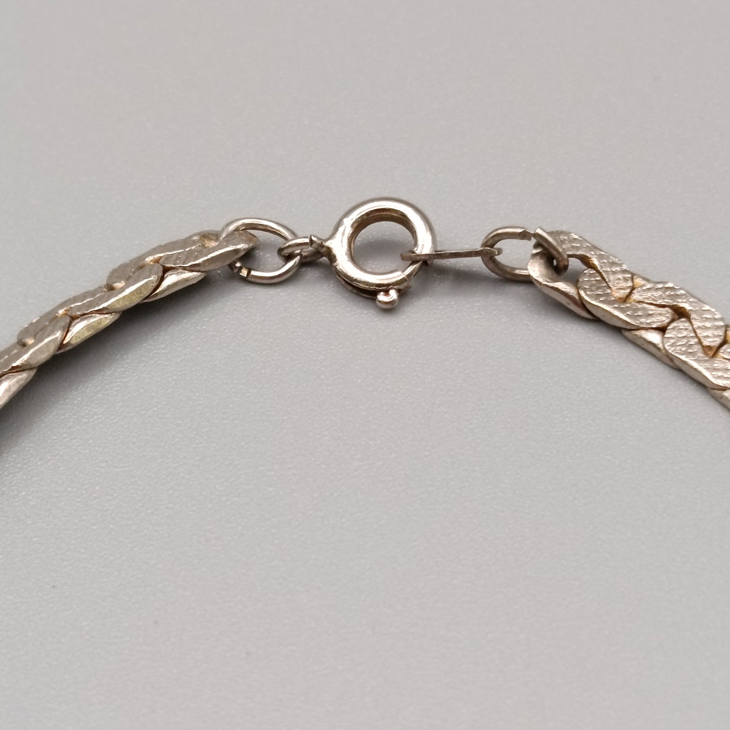 Elegantes Silberfarbenes Damen Armband Design
