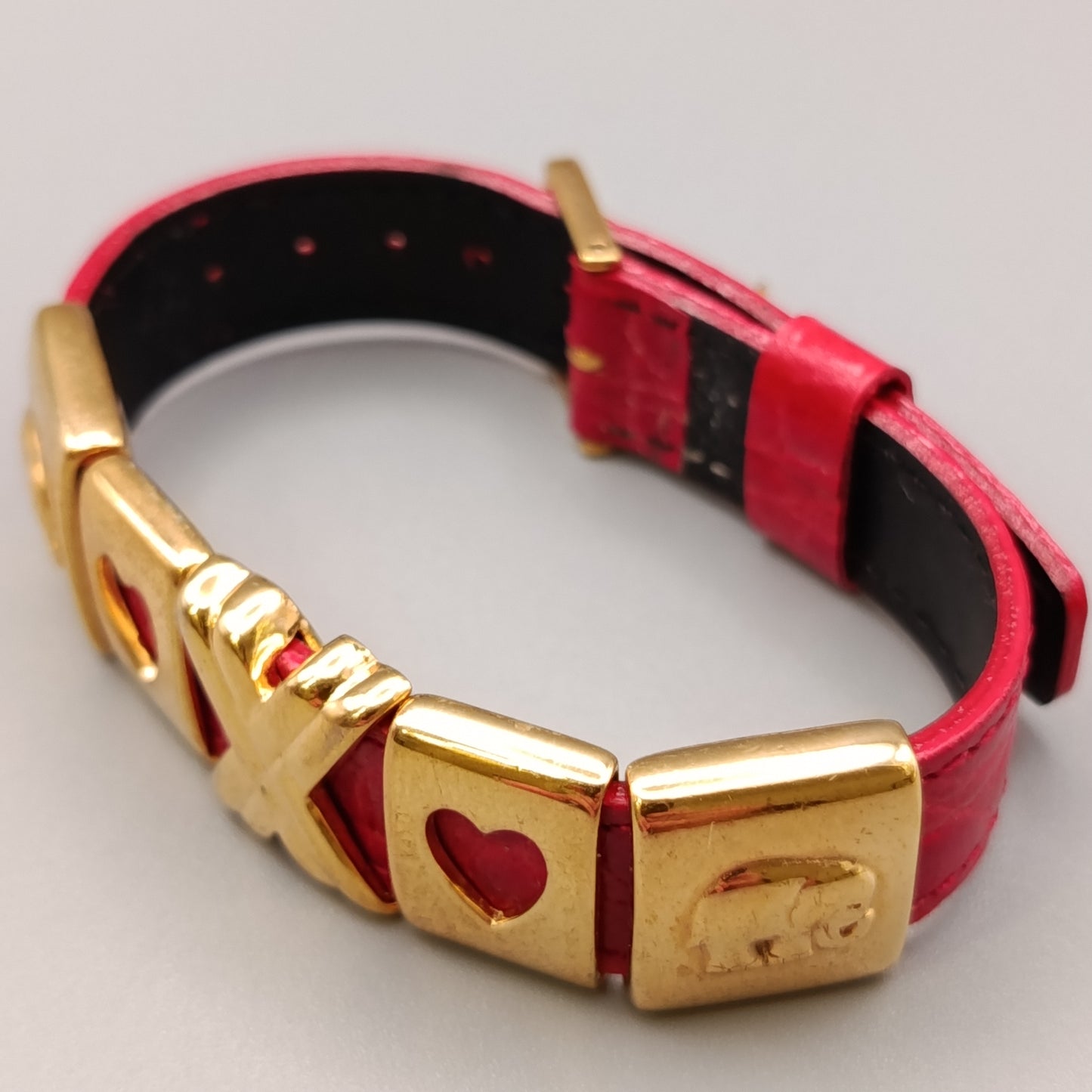 Elegantes Damen Armbandmit vergoldeten Herz-Motiven