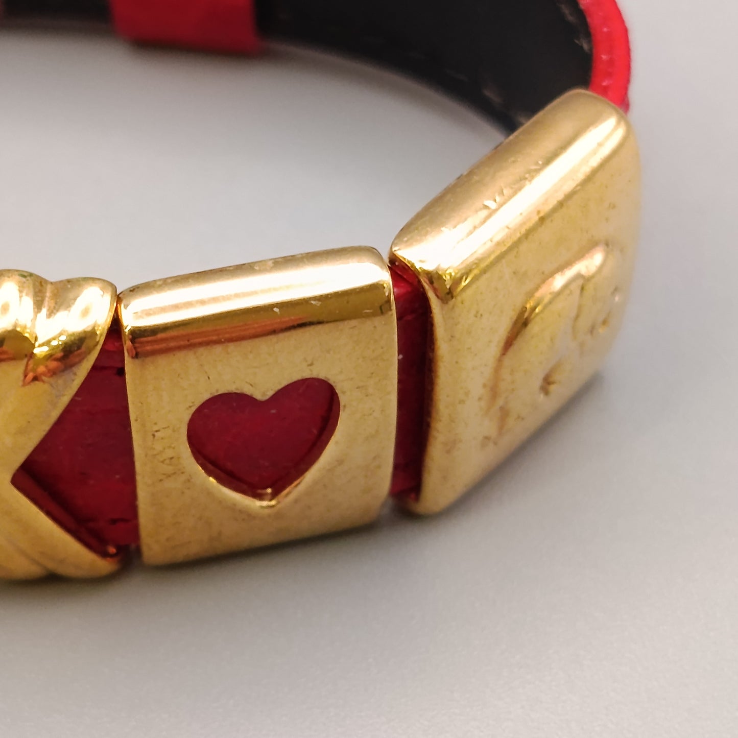 Elegantes Damen Armbandmit vergoldeten Herz-Motiven