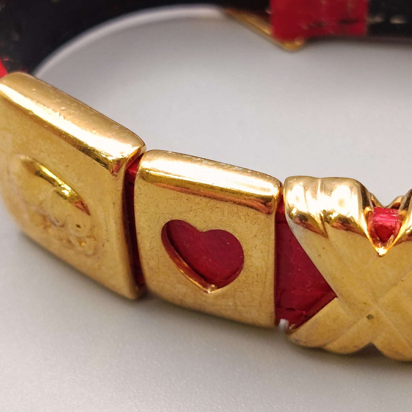 Elegantes Damen Armbandmit vergoldeten Herz-Motiven
