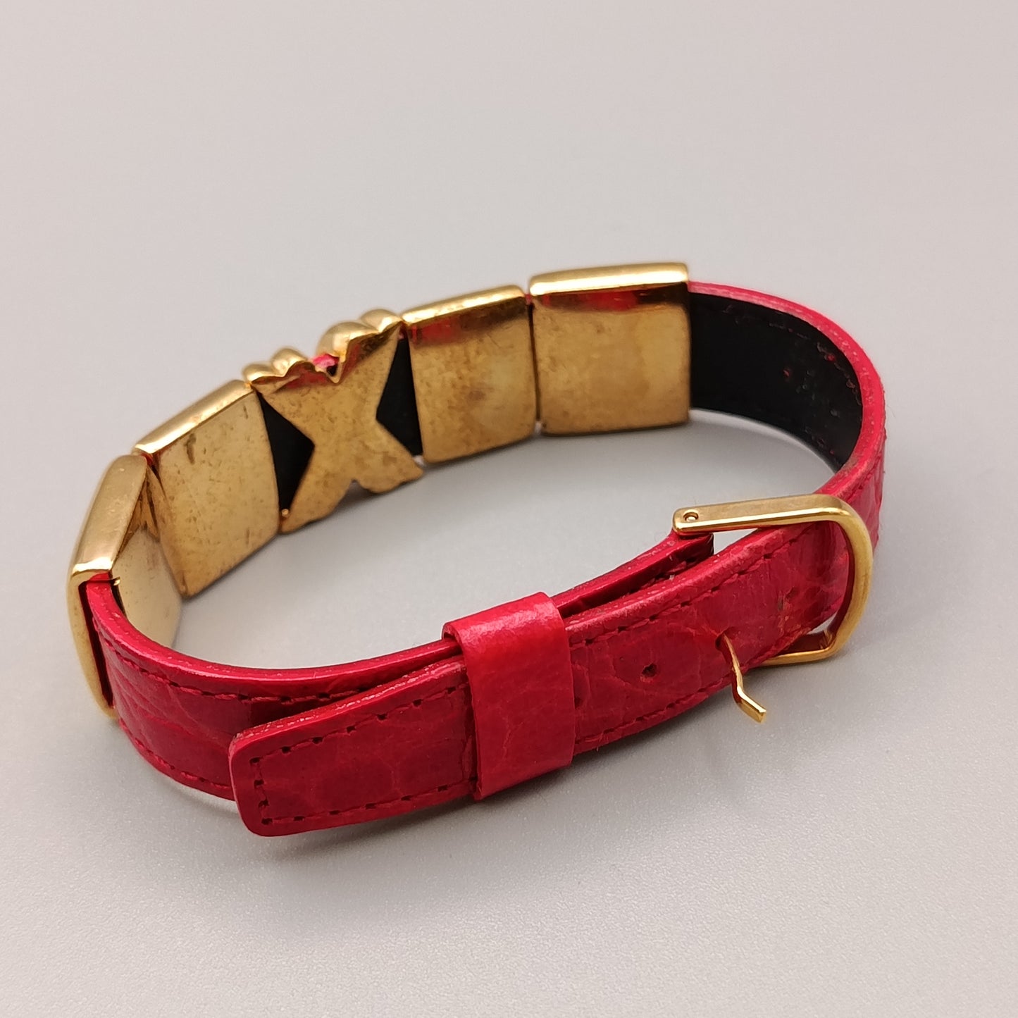 Elegantes Damen Armbandmit vergoldeten Herz-Motiven