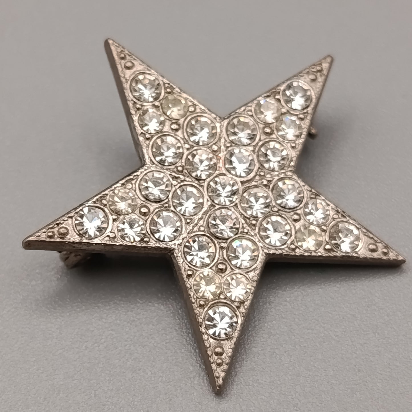Elegante Stern Brosche – Funkelnder Strass – Silberfarben