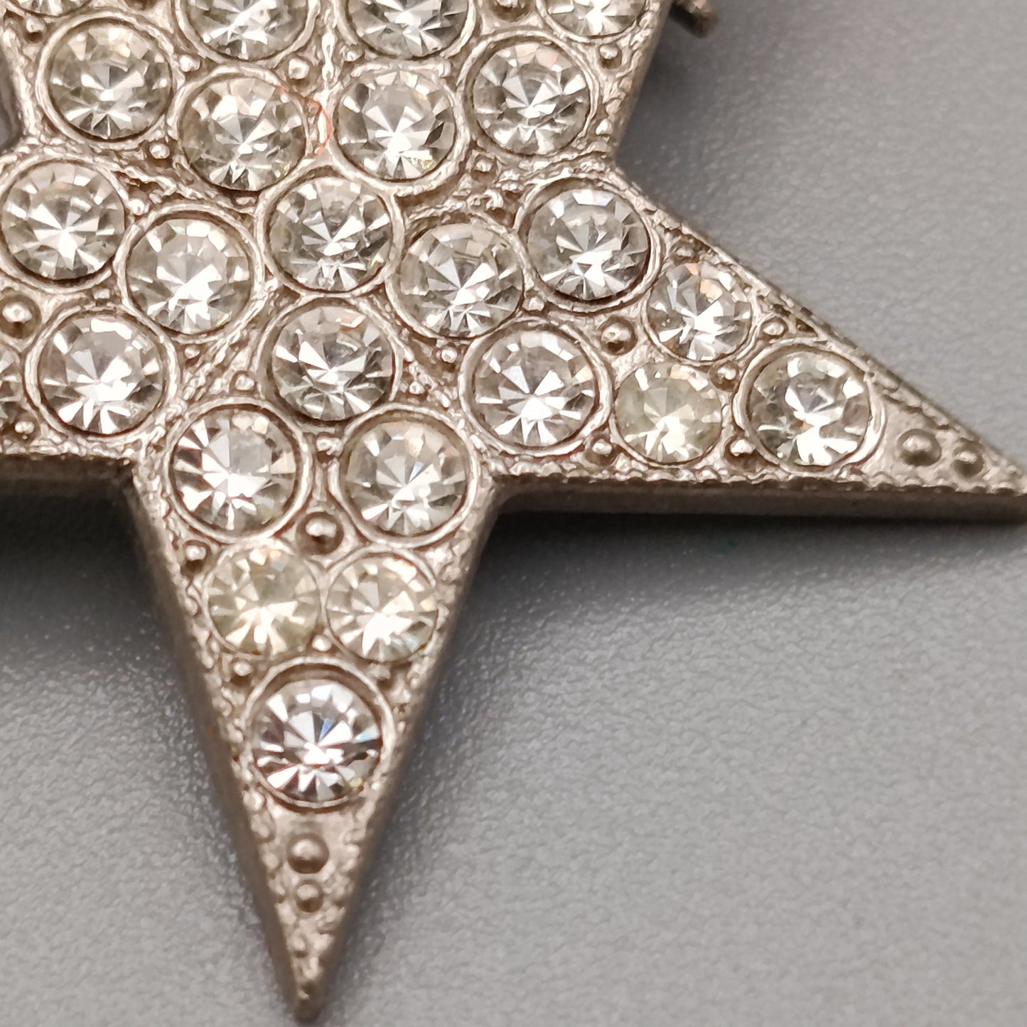 Elegante Stern Brosche – Funkelnder Strass – Silberfarben