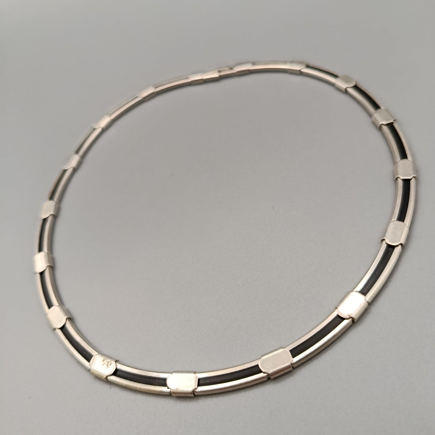 Elegante Silberfarbene Damen Halskette – Modern