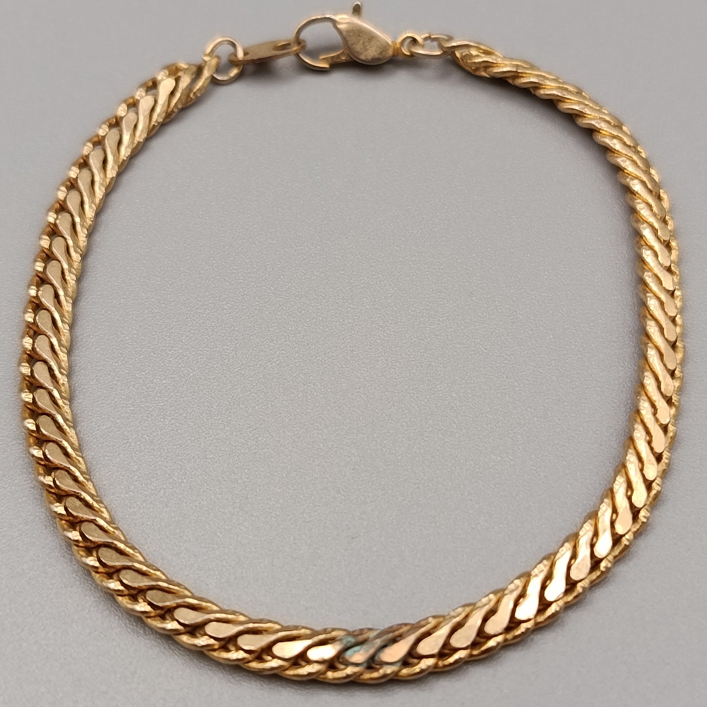 Elegantes vergoldetes Panzerarmband – Klassischer Stil