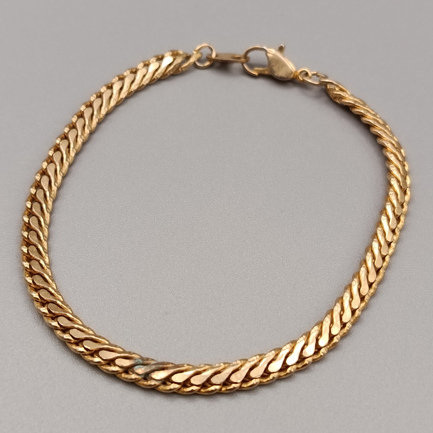 Elegantes vergoldetes Panzerarmband – Klassischer Stil